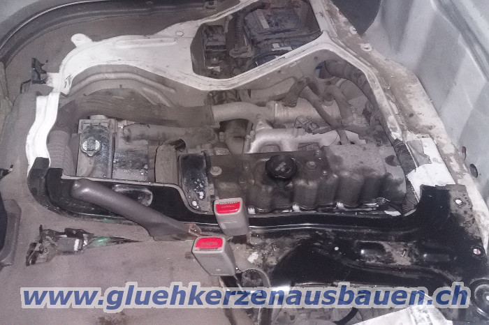 Abgerissene Glühkerze ausbauen aus Kia Pregio
2.5