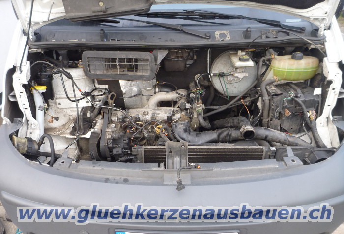 Abgerissene Glhkerze ausbauen aus Renault
                Trafic / Opel Vivaro mit 1.9 8V Motor